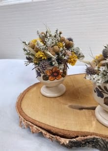 Coquetier fleuri, fleurs séchées, contenant chiné en brocante, Les Immortelles