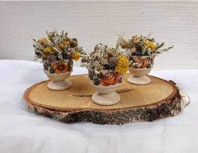 Coquetier fleuri, fleurs séchées, contenant chiné en brocante, Les Immortelles